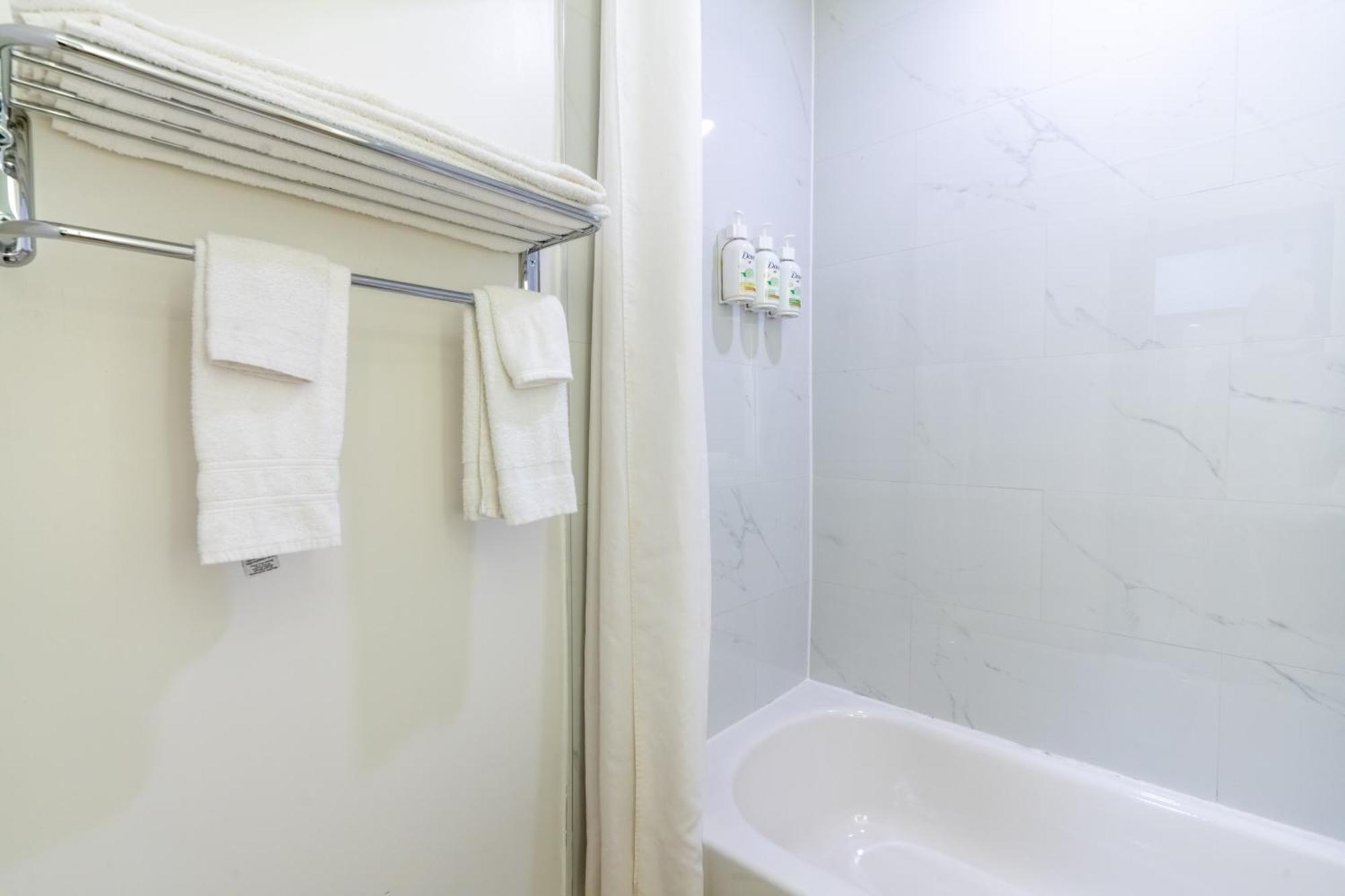 Ramada By Wyndham Kingston Μοτέλ Εξωτερικό φωτογραφία