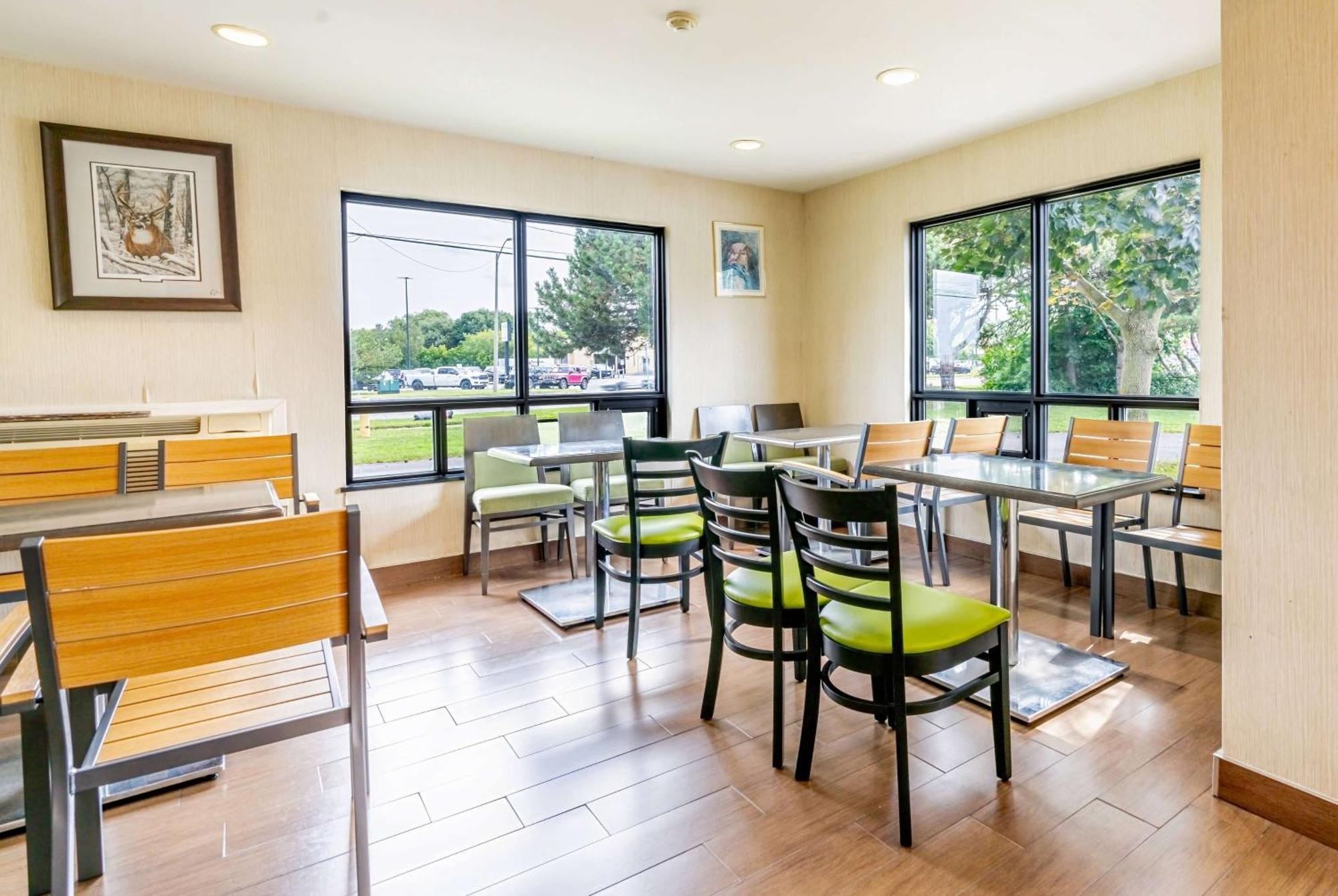 Ramada By Wyndham Kingston Μοτέλ Εξωτερικό φωτογραφία