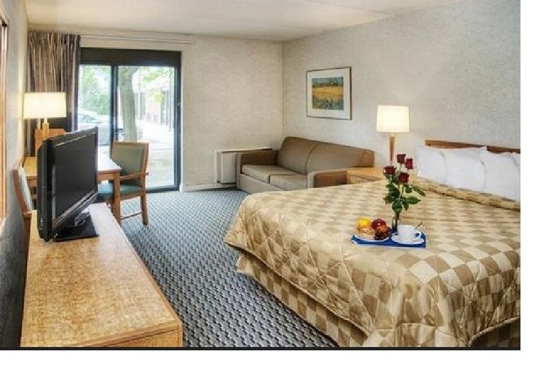 Ramada By Wyndham Kingston Μοτέλ Εξωτερικό φωτογραφία