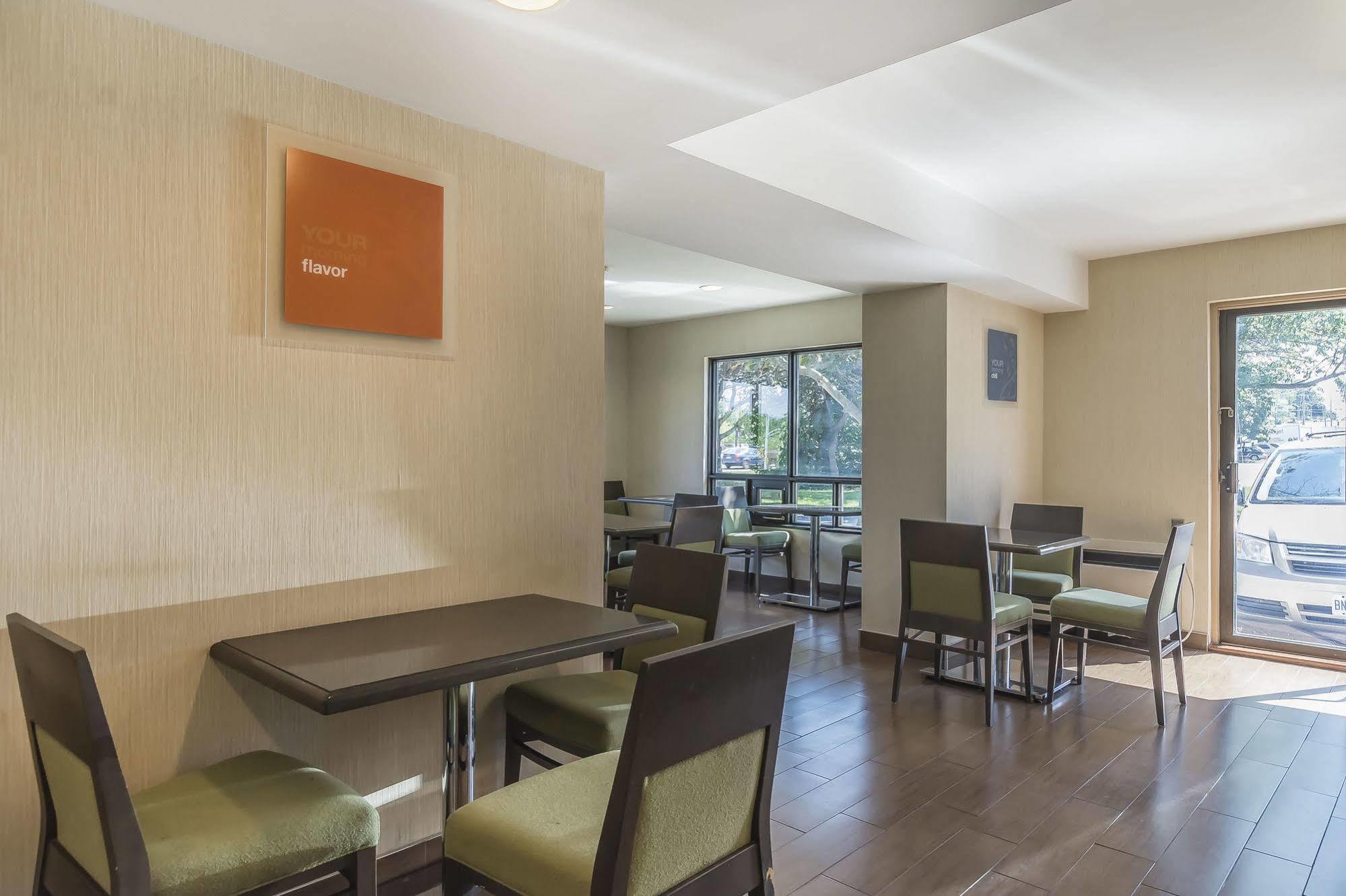 Ramada By Wyndham Kingston Μοτέλ Εξωτερικό φωτογραφία